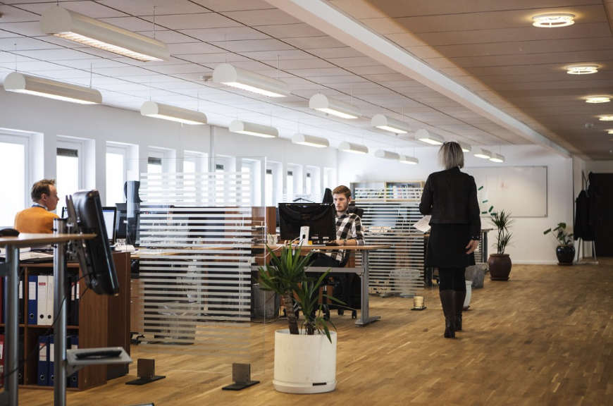 Iluminación en puntos de trabajo y en pasillo de oficina