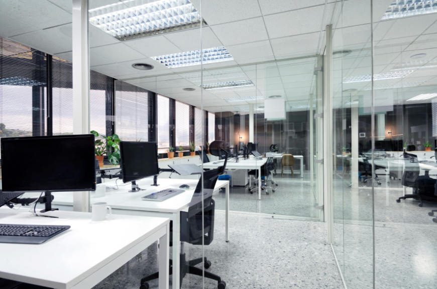 Cerramientos de vidrio en oficina moderna con pavimento técnico