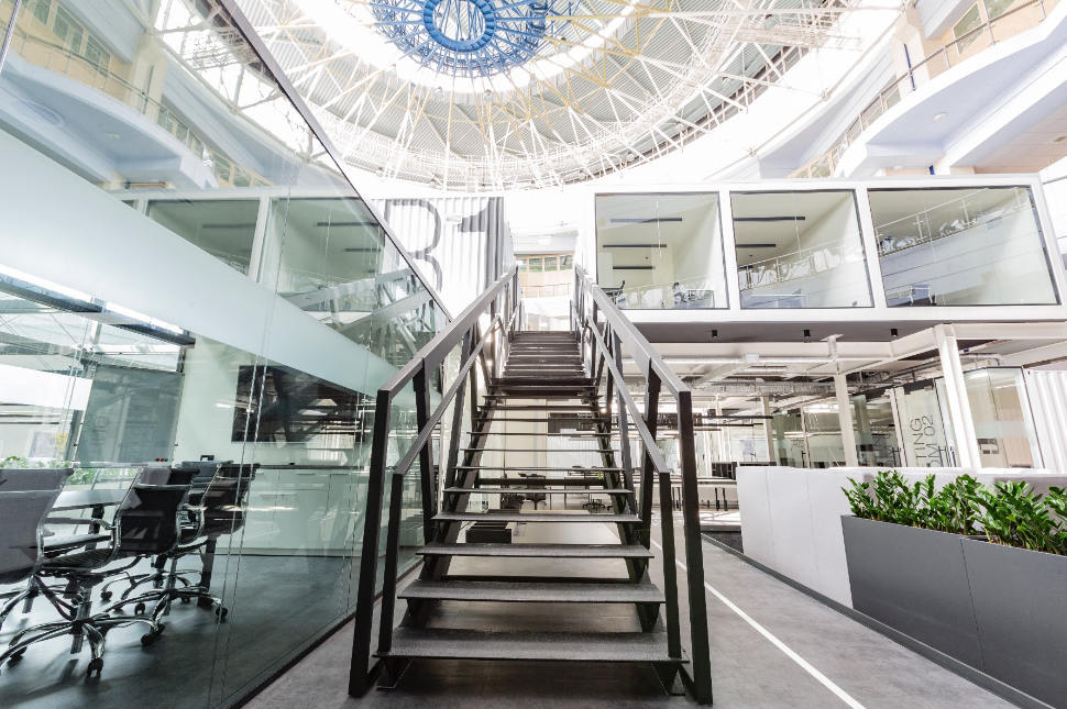 Cerramientos de vidrio en oficinas tipo loft con estructura metálica vista