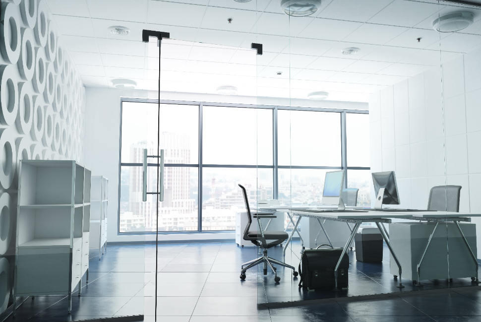 Oficina acristalada con acceso transparente y diseño corporativo moderno