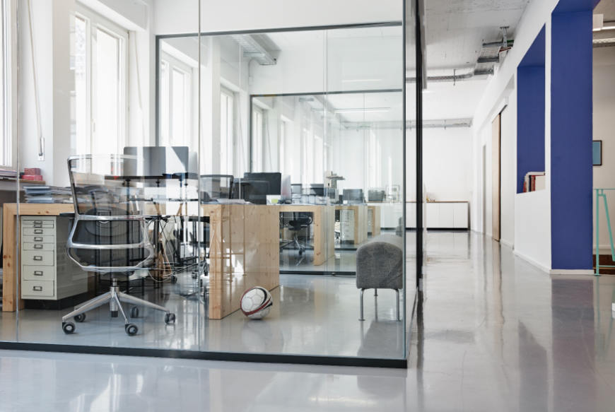 Oficinas individuales acristaladas con mobiliario en tonos naturales