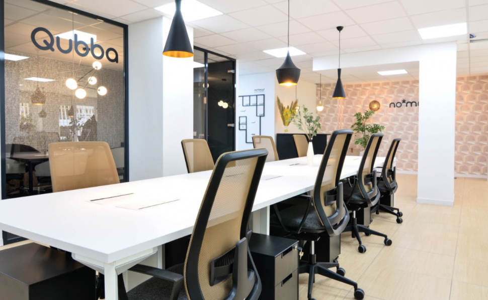 Mesa bench blanca en oficina moderna con sillas ergonómicas