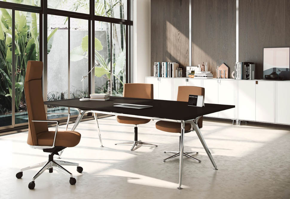 Mesa de dirección con acabado oscuro en despacho ejecutivo