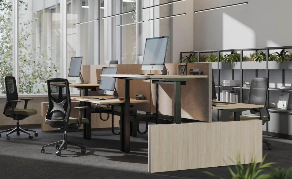 Mesa elevable con separadores de madera y entorno vegetal