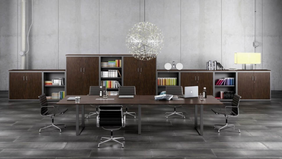 Mesa de reuniones rectangular con acabado en madera oscura